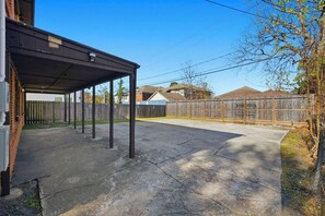 Property grounds - Modern 2BR minutes from downtown Houston, near NRG, Minute Maid, Midtown, and the Museum District. Comfortable, well-located, and ideal for short or extended stays. (Houston)