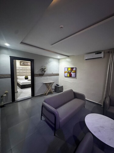 Cozy 2-bedroom apartment in peaceful Asaba with AC