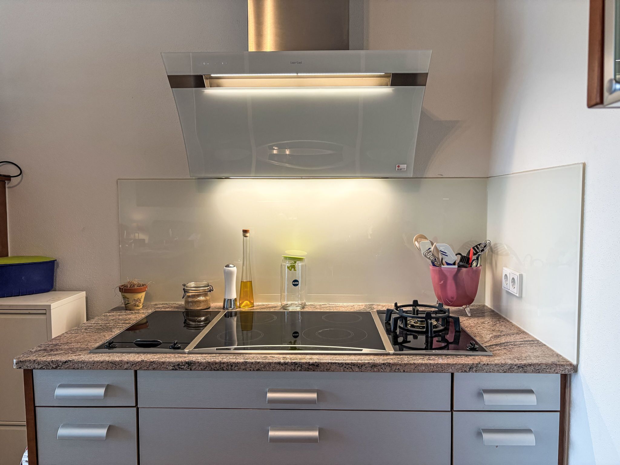 Kühlschrank, Ofen, Geschirrspüler, Kochgeschirr/Geschirr/Besteck