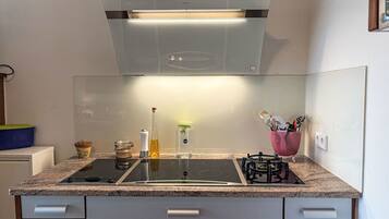 Kühlschrank, Ofen, Geschirrspüler, Kochgeschirr/Geschirr/Besteck