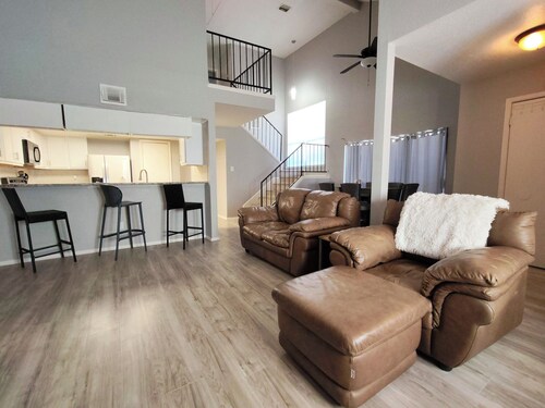 Two Bedroom Townhouse Near IAH