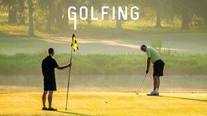 Zwei Personen auf einem Golfplatz, mit Fahnenstange und Golfball.