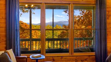 Smart-tv, een open haard, videospelletjes en een kantoor