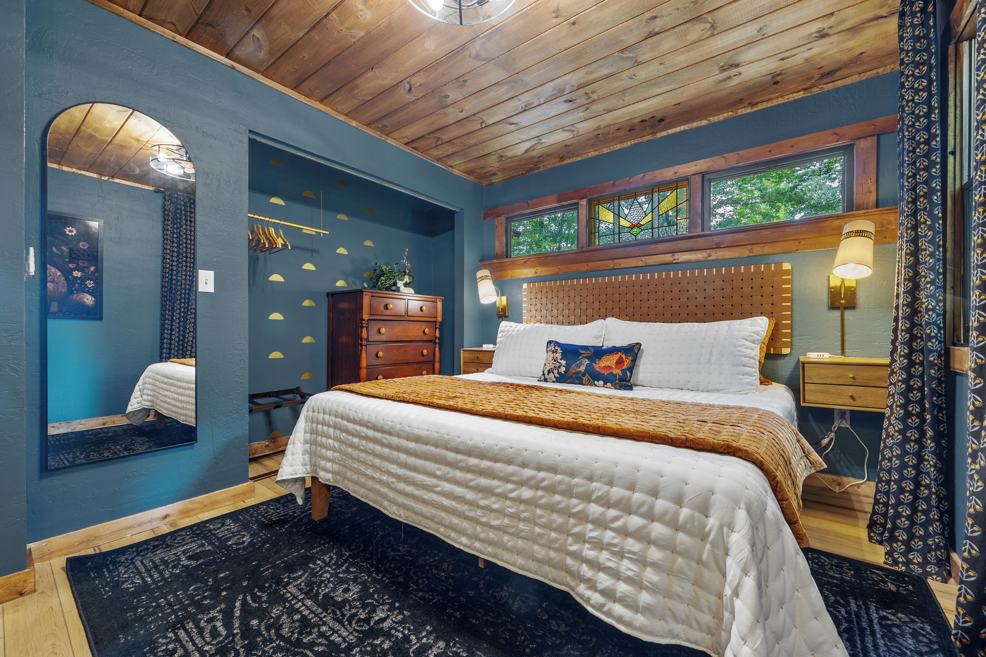 Desk, iron/ironing board, free WiFi, bed sheets