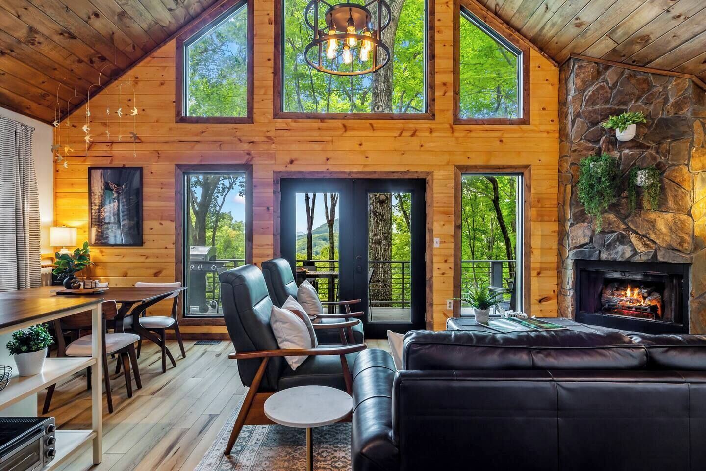 Smart-tv, een open haard, videospelletjes en een kantoor