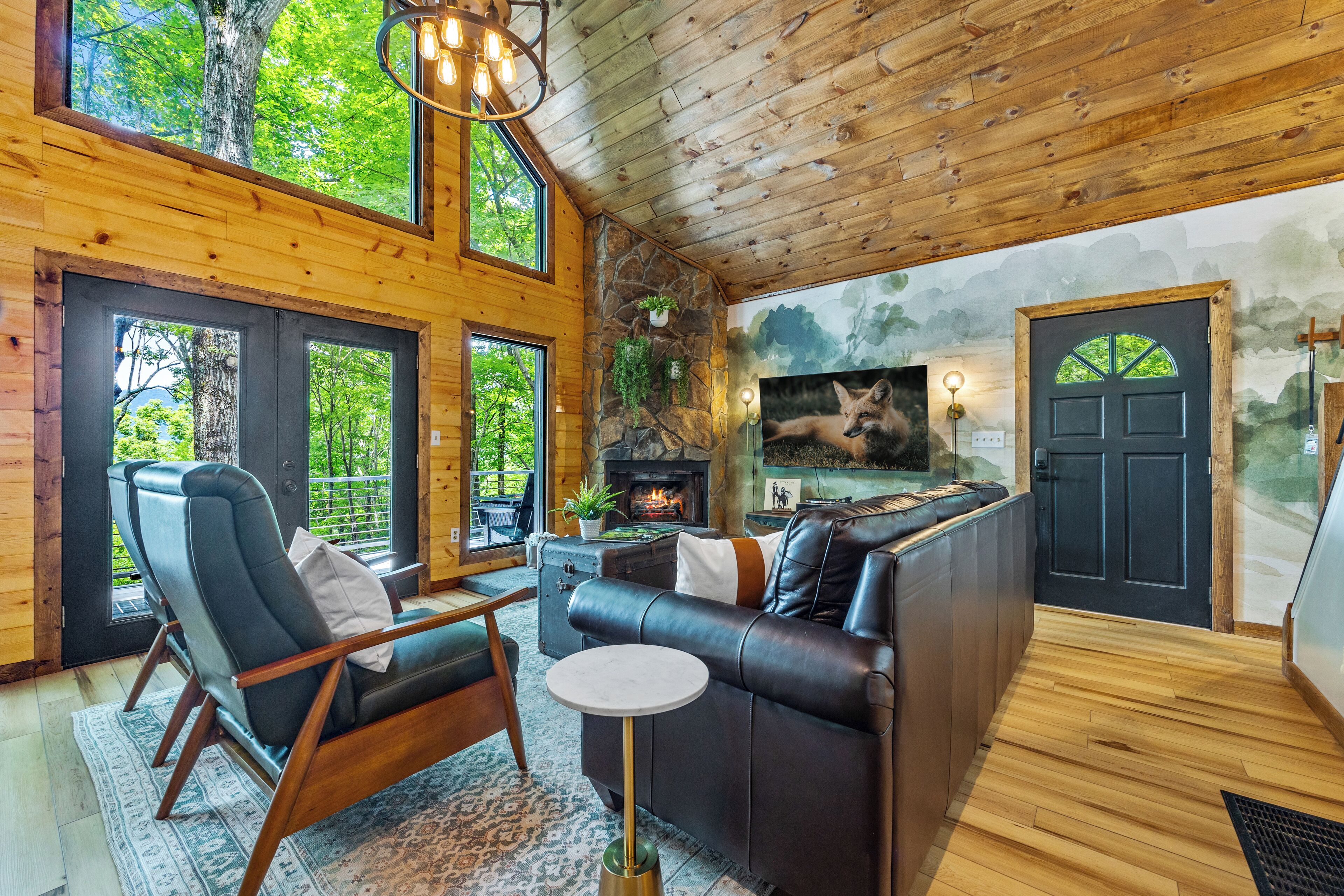 Smart-tv, een open haard, videospelletjes en een kantoor