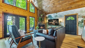 Smart-tv, een open haard, videospelletjes en een kantoor