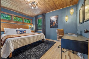 2 quartos, escrivaninha, ferros/tábuas de passar roupa