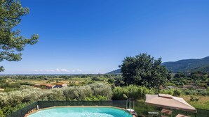 Un bain à remous avec vue sur un paysage rural.