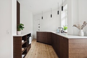 Een koelkast, een magnetron, een kookplaat, een vaatwasser