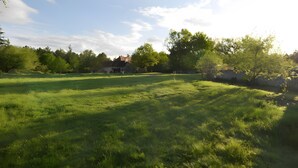 A grassy field with trees and a building in the distance. - La Sylve Guest Room with Private Terrace, Shared Garden and Wi-Fi (Marcilhac sur Célé)