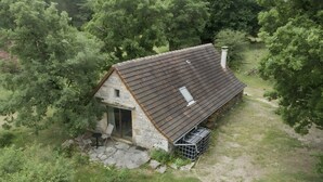 A stone cottage with a sloped roof, a small porch, and a pathway leading to it. - La Sylve Guest Room with Private Terrace, Shared Garden and Wi-Fi (Marcilhac sur Célé)