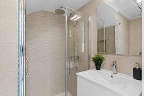Hair dryer, towels, soap, toilet paper - La Buena Vida Torrevieja Holiday Home with Solarium (Torrevieja)