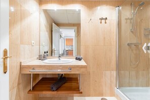 Shower, hair dryer, bidet, towels - Great apartment in Elviria-Marbella, walking distance to the beach, golf and restaurants (Marbella)