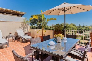 Outdoor dining - Great apartment in Elviria-Marbella, walking distance to the beach, golf and restaurants (Marbella)