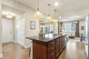 Casa, varias camas, patio, vistas al jardín (233 Urban Prairie Street) | Interior