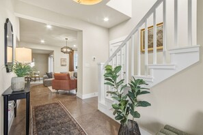 Casa, varias camas, patio, vista al jardín (233 Urban Prairie Street) | Interior