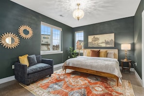 Casa, varias camas, patio, vistas al jardín (233 Urban Prairie Street) | 3 dormitorios, decoración individual, mobiliario individual y escritorio