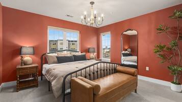 Casa, varias camas, patio, vistas al jardín (233 Urban Prairie Street) | 3 dormitorios, decoración individual, mobiliario individual y escritorio