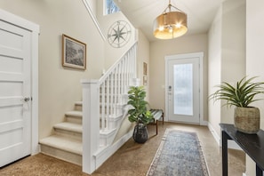 Casa, varias camas, patio, vistas al jardín (233 Urban Prairie Street) | Interior