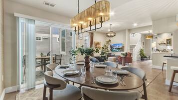 Huis, Meerdere bedden, terras, uitzicht op tuin (233 Urban Prairie Street) | Dineren