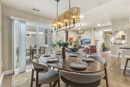 Restaurantes. Ember & Ash Designer Home w/ King Beds, Games