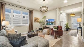 Casa, varias camas, patio, vistas al jardín (233 Urban Prairie Street) | Zona de estar | Una consola de videojuegos