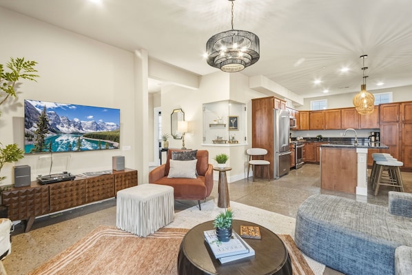 Casa, varias camas, patio, vistas al jardín (233 Urban Prairie Street) | Zona de estar | Una consola de videojuegos