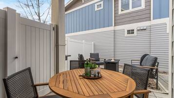 Casa, varias camas, patio, vista al jardín (233 Urban Prairie Street) | Vista desde la habitación