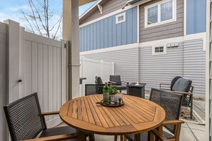 Casa, varias camas, patio, vista al jardín (233 Urban Prairie Street) | Vista desde la habitación