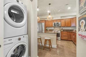 Casa, varias camas, patio, vistas al jardín (233 Urban Prairie Street) | Lavandería