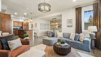 Huis, Meerdere bedden, terras, uitzicht op tuin (233 Urban Prairie Street) | Woonruimte | Een videogameconsole