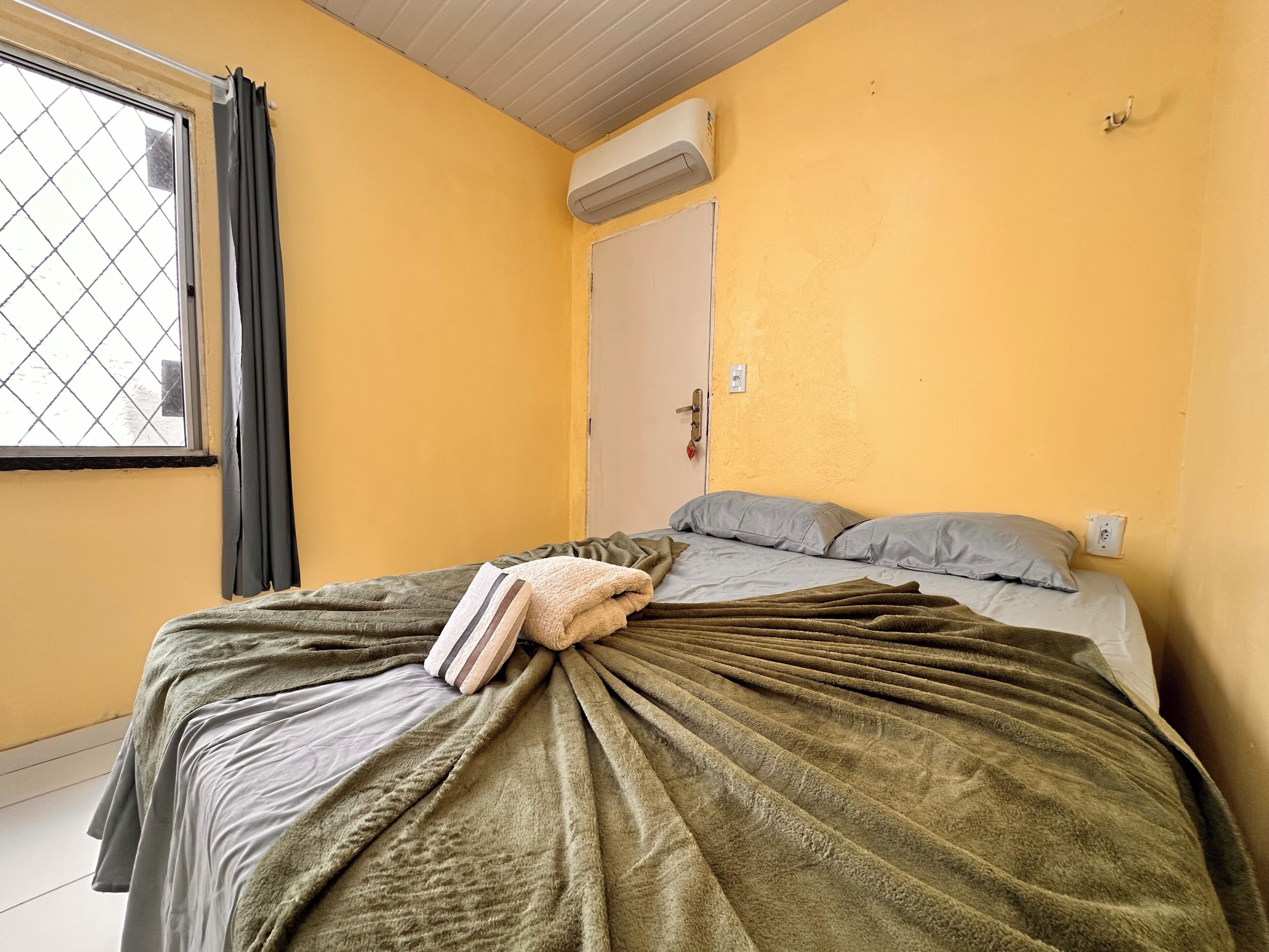 Apartamento (02) | Escrivaninha, espaço de trabalho para notebook, camas extras/dobráveis