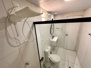 Ducha, toallas, jabón, papel higiénico