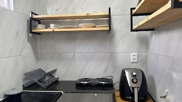 Apartamento (01) | Cozinha privada | Geladeira, liquidificador, talheres/pratos/utensílios de cozinha