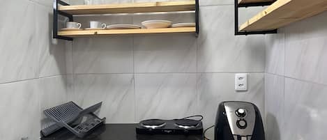 Refrigerador, licuadora, utensilios de cocina, Artículos de limpieza