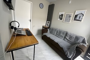 Apartment (01) | Living area | 32-inch LED TV with digital channels, Netflix, streaming services - AirBNBusiness Maracanaú (Maracanau)