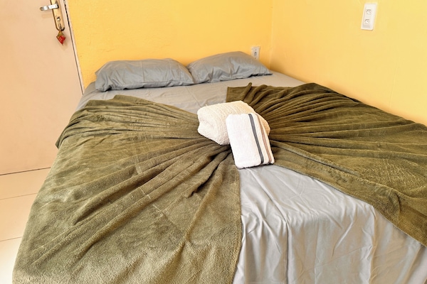 Apartment (02) | Desk, laptop workspace, rollaway beds (free), WiFi (free)