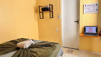 Apartamento (02) | Escrivaninha, espaço de trabalho para notebook, camas extras/dobráveis