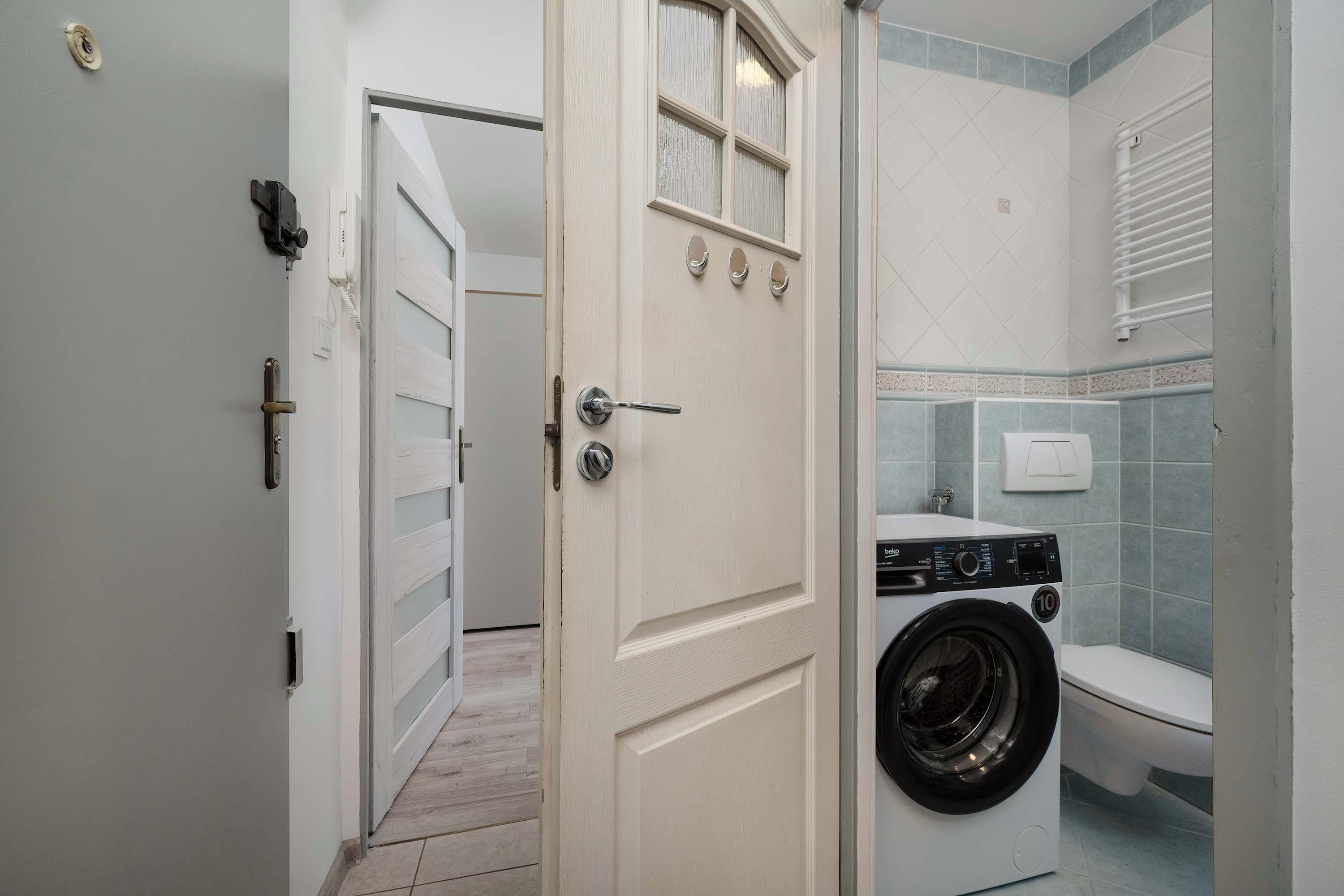 Shower, hair dryer, towels, shampoo