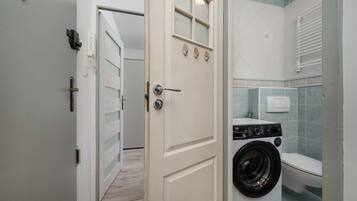 Shower, hair dryer, towels, shampoo