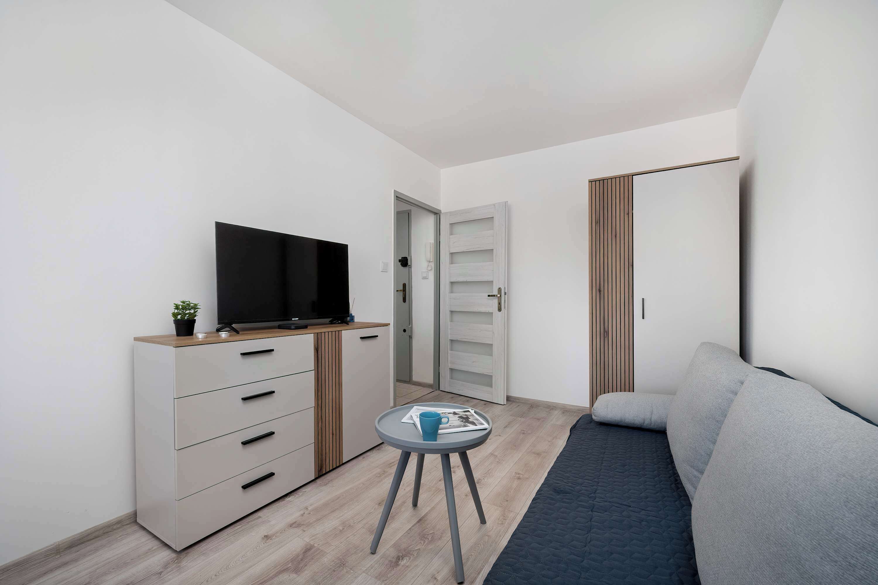 Una televisión, una oficina