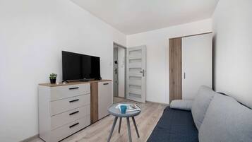 Una televisión, una oficina