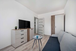 Una televisión, una oficina