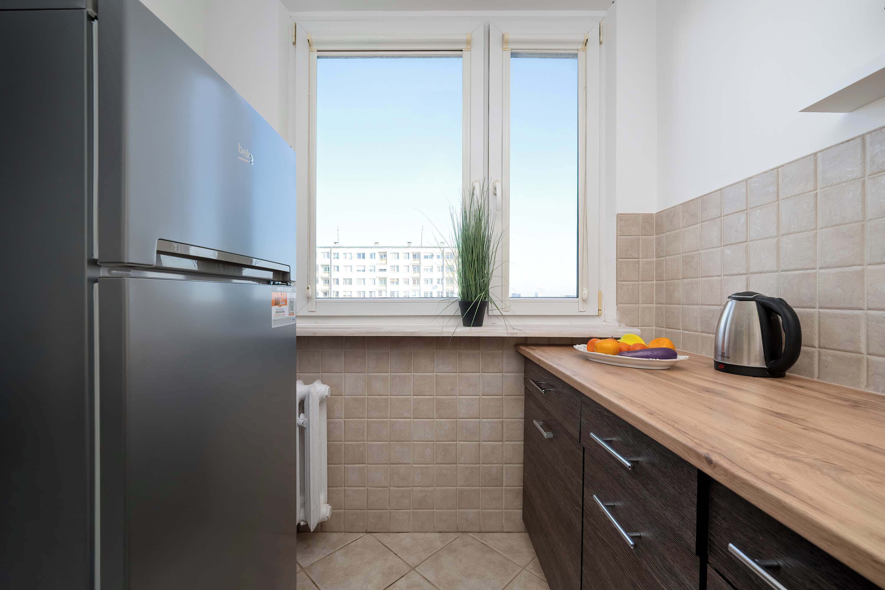 Frigorífico, microondas, horno y placa de cocina