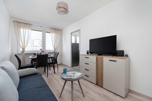 TV, offices - Comfortable Apartment for 6 people | Balcony and Workspace (Wrocław)