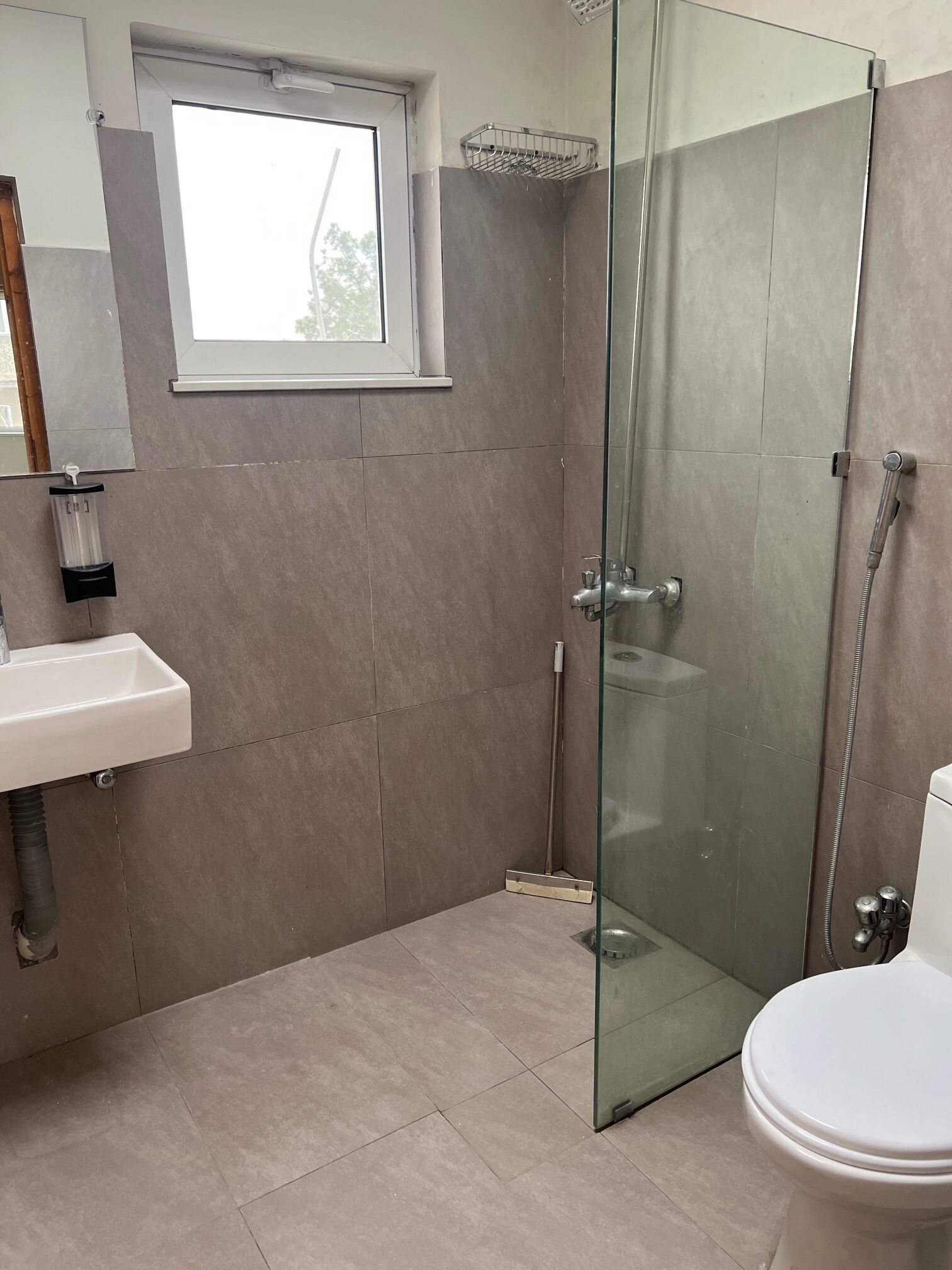 Bidé, handdukar, tvål och toalettpapper