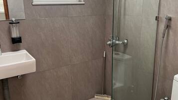 Bidé, handdukar, tvål och toalettpapper