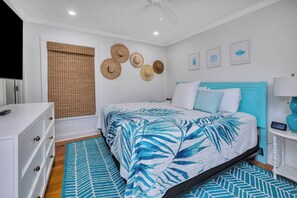 4 bedrooms, desk, iron/ironing board, free WiFi - Heated Pool • Pet Friendly • Guest House • Walk to Village (St simons)