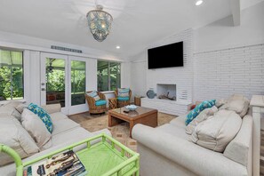 Smart TV - Heated Pool • Pet Friendly • Guest House • Walk to Village (St simons)